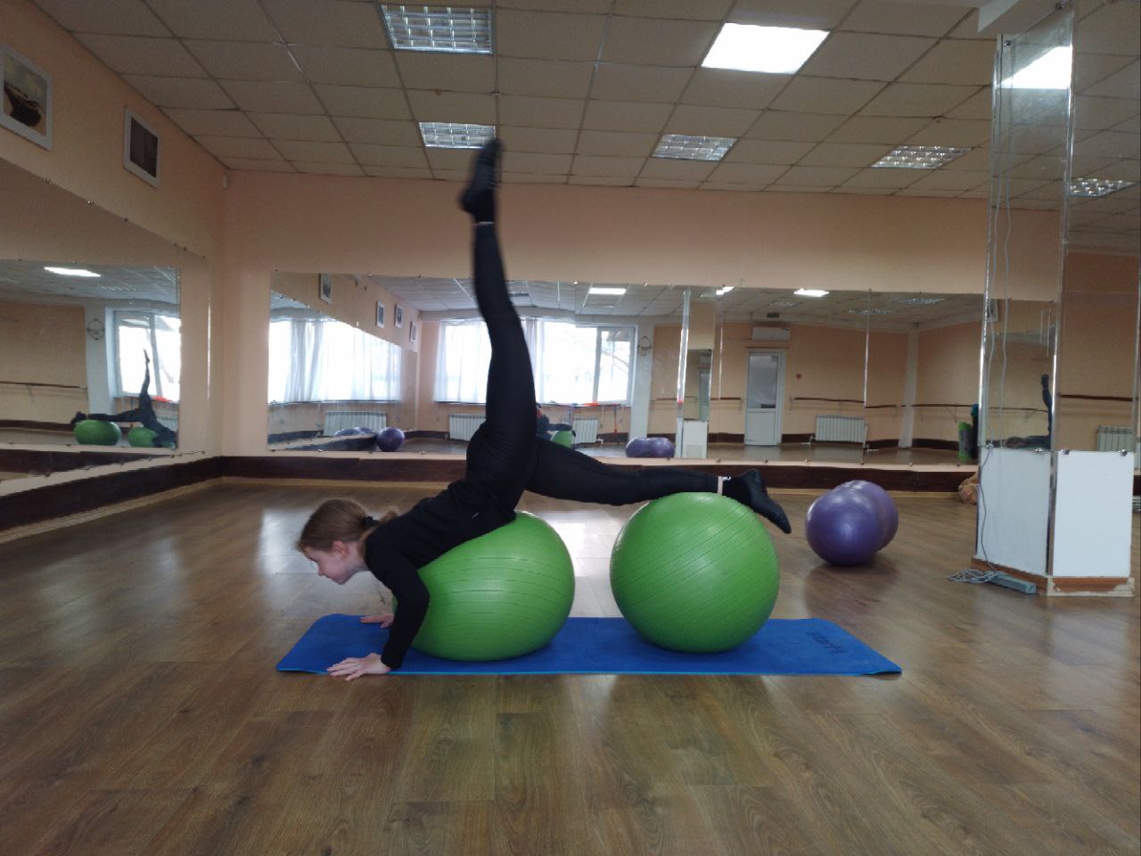 Групповое занятие в школе танцев и спорта Эврика